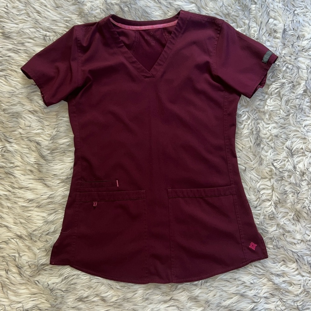 Med Couture energy scrub top 🤎
